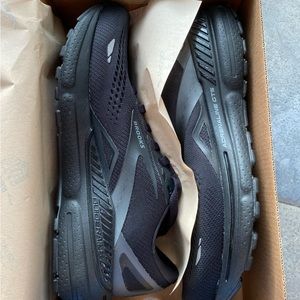 NIB Women’s Brooks Adrenaline GTS 23